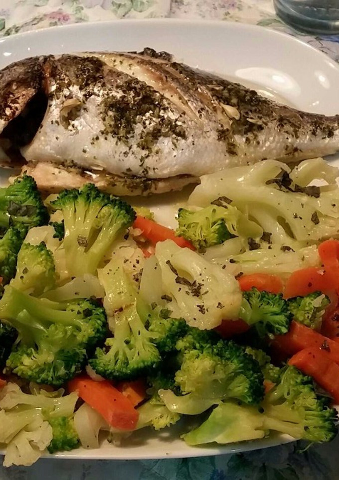 Una foto de Dorada al horno con verduras al vapor