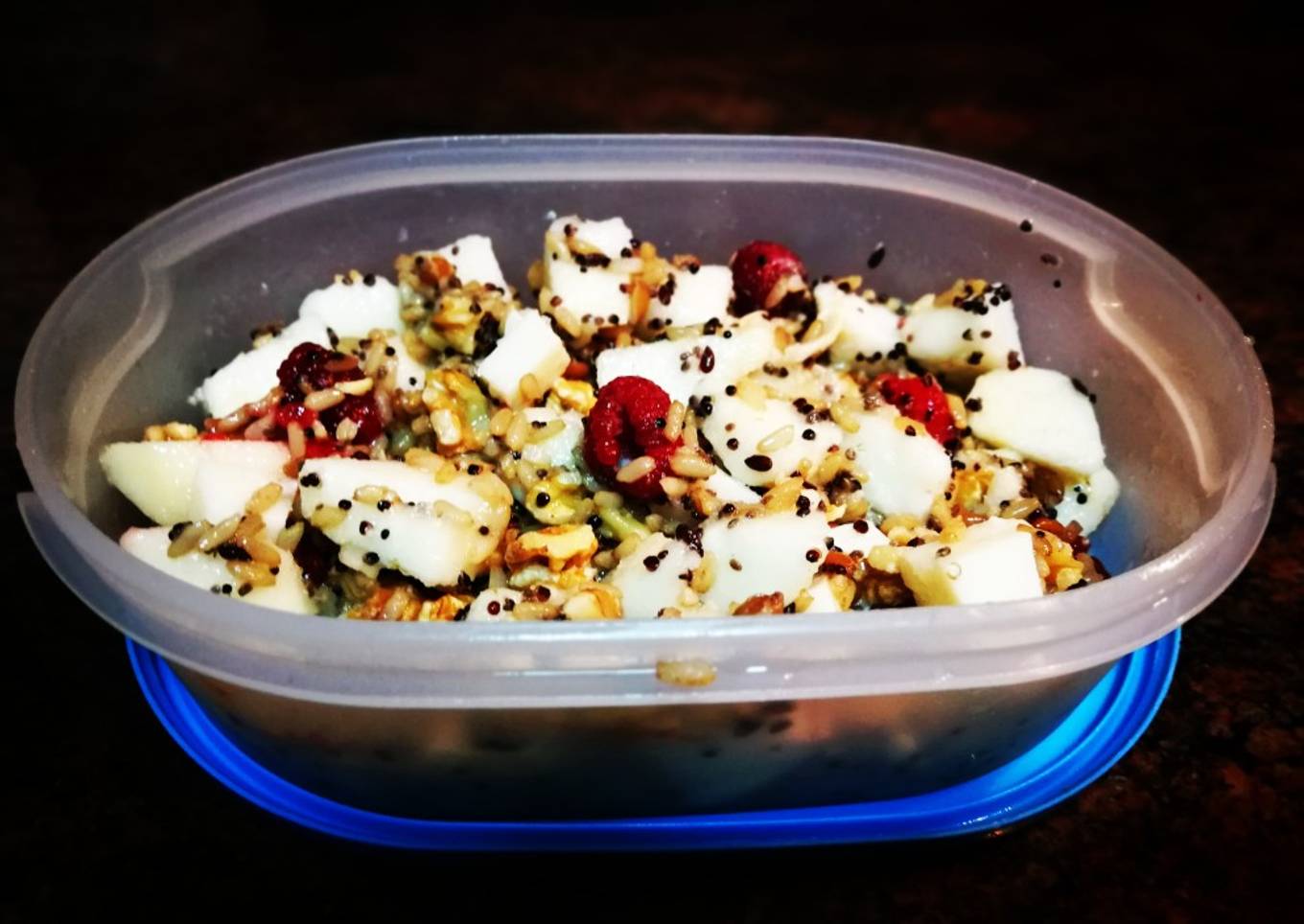 Ensalada de arroz integral, chía, pera y queso o tofu