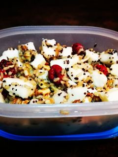 Una foto de Ensalada de arroz integral, chía, pera y queso o tofu