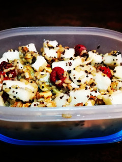 Una foto de Ensalada de arroz integral, chía, pera y queso o tofu