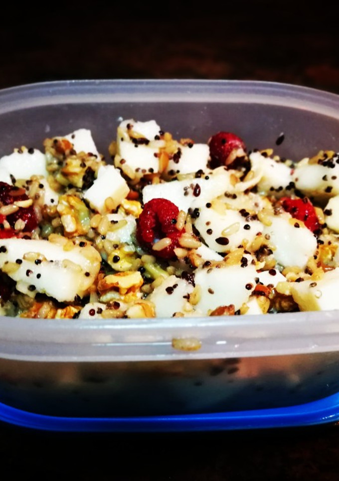 Una foto de Ensalada de arroz integral, chía, pera y queso o tofu