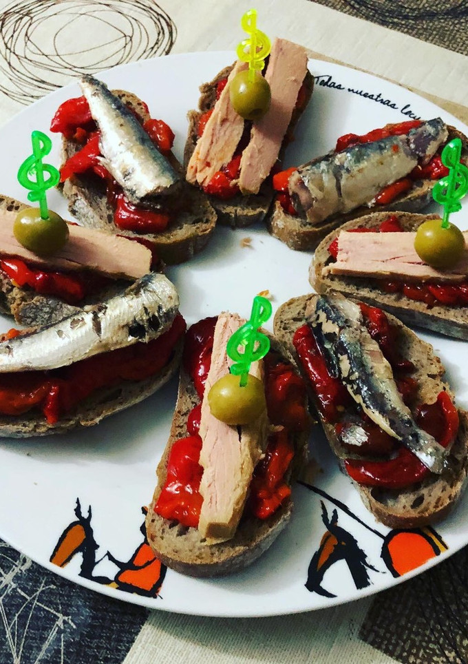 Una foto de Una de montaditos en clave de sol de pimientos asados bonito y sardinitas en aceite de oliva