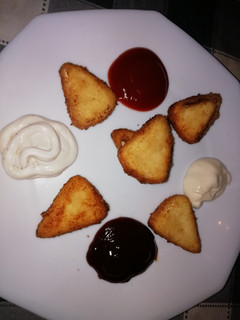 Una foto de Quesitos fritos con salsas