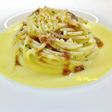 Spaghetti aglio olio peperoncino, con crema di cavolfiore arancio, salsa di acciughe e pane speziato