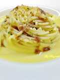 Spaghetti aglio olio peperoncino, con crema di cavolfiore arancio, salsa di acciughe e pane speziato