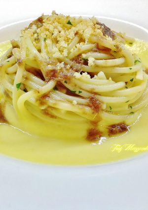 Foto di Spaghetti aglio olio peperoncino, con crema di cavolfiore arancio, salsa di acciughe e pane speziato