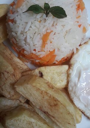 Una foto de Arroz con zanahoria, huevo y papitas fritas🇵🇪