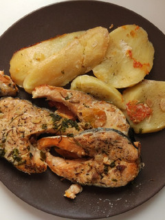 Una foto de Salmón asado con patatas