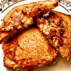A picture of Omelette in a hole.