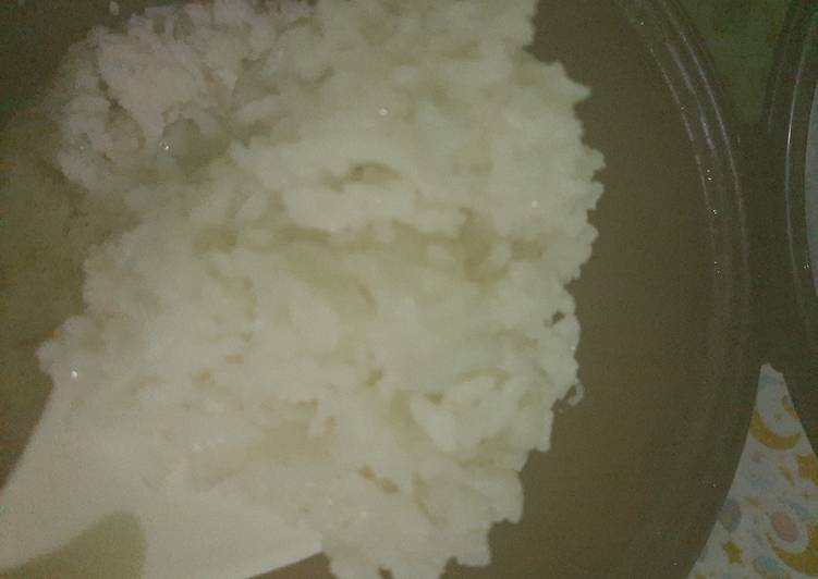 Nasi putih minyak zaitun (Magic Com)