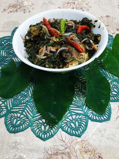 কচুশাক আর ইলিশ মাছের মাথার ঘন্ট। রেসিপির প্রধান ছবি
