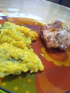 Una foto de Pollo al horno con arroz y brócoli