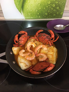 Una foto de Merluza con nécoras y su salsa