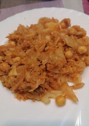 Una foto de Col con patata, garbanzos y pimentón de La Vera