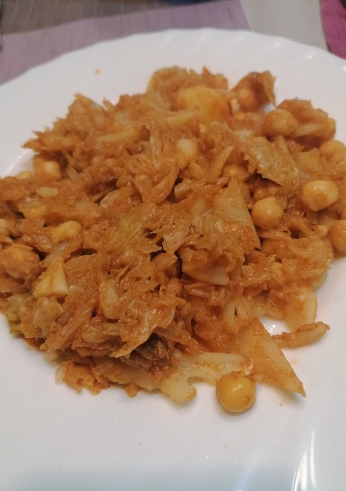 Una foto de Col con patata, garbanzos y pimentón de La Vera