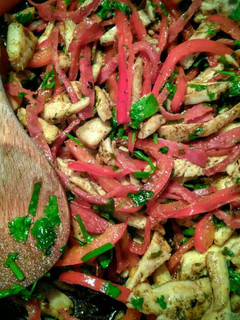 Una foto de SALSA De Pollo🍗con Chorizo Español...!😋