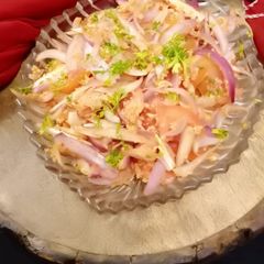A picture of Onion tomato salad.