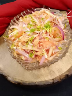 A picture of Onion tomato salad.