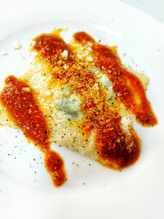 Una foto de Raviolis caseros rellenos de espinaca y bacon