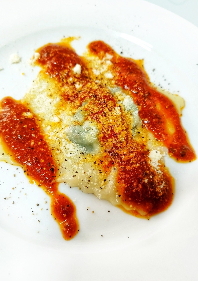 Una foto de Raviolis caseros rellenos de espinaca y bacon