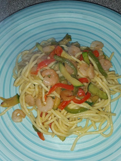 Una foto de Fideos con verduras salteadas y camarón