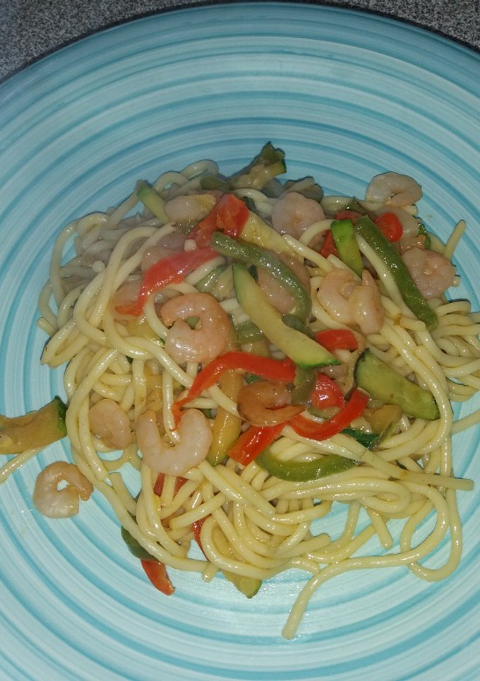 Una foto de Fideos con verduras salteadas y camarón