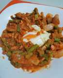 Ejotes con tocino y huevo estrellado en salsa 🥓🍳