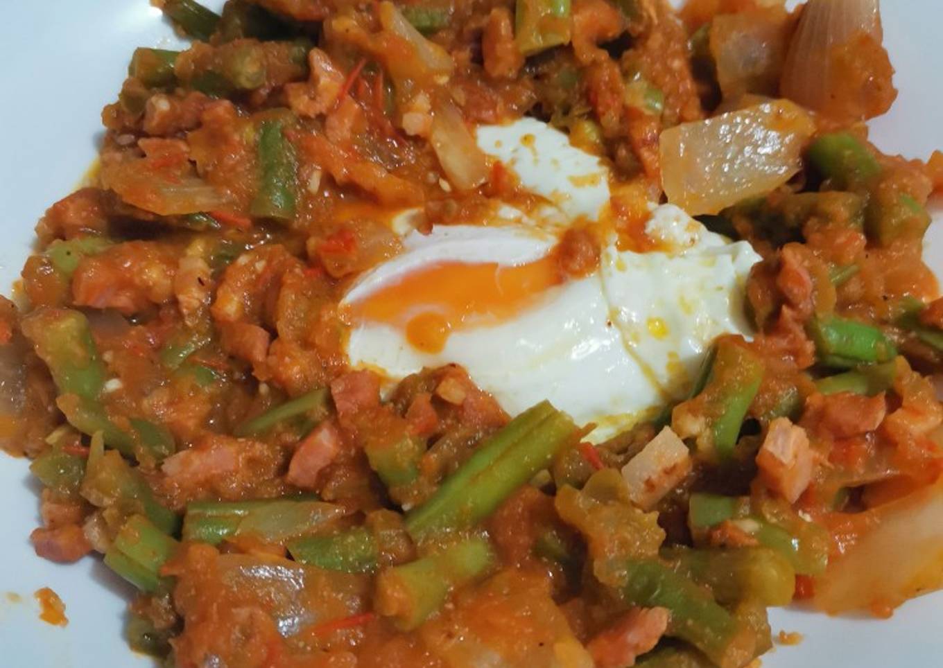 Ejotes con tocino y huevo estrellado en salsa 🥓🍳