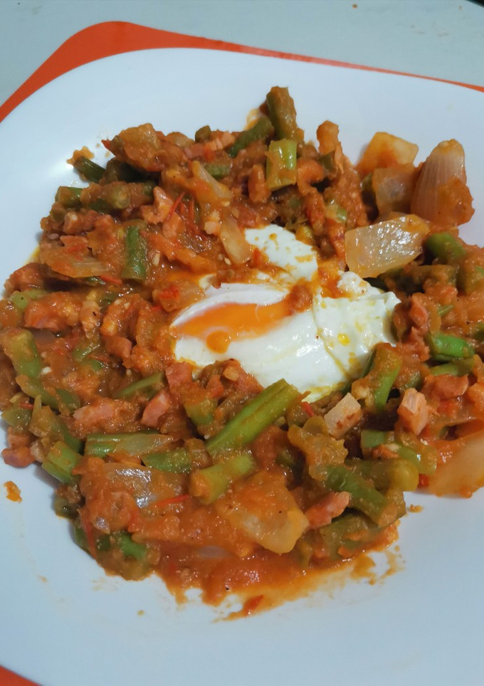 Una foto de Ejotes con tocino y huevo estrellado en salsa 🥓🍳