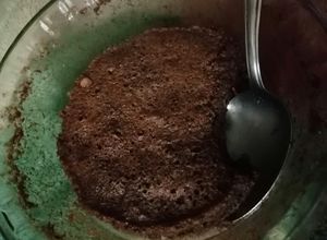 Una foto de Torta de chocolate y avena en el micro