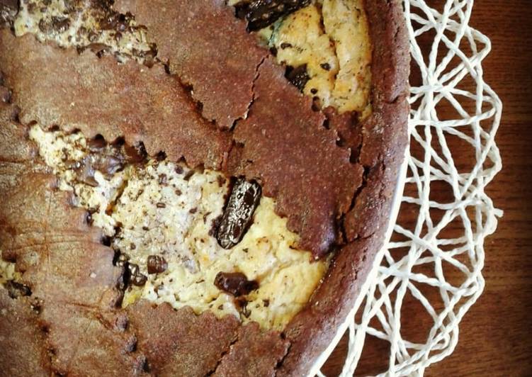 Pastiera con pasta frolla al cacao e pezzi di cioccolato