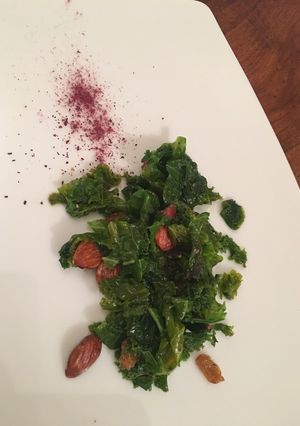 Una foto de Ensalada de kale y almendras