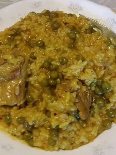 Una foto de Arroz con costillas y guisantes
