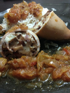 Una foto de Calamares rellenos con salsa
