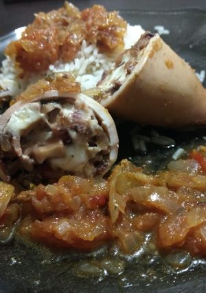 Una foto de Calamares rellenos con salsa