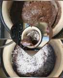 Brownie de chocolate dulce y coco rallado en taza