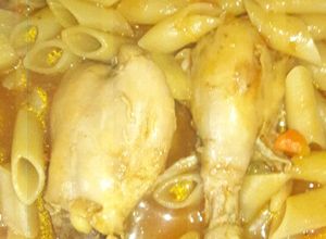Una foto de Guiso de pollo con fideos mostachol