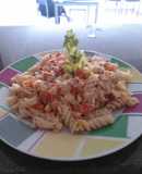 Ensalada de atún fría con pasta tornillo