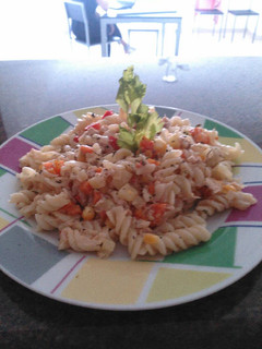 Una foto de Ensalada de atún fría con pasta tornillo