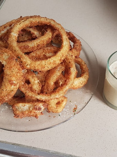 Una foto de Aritos de cebolla fritos