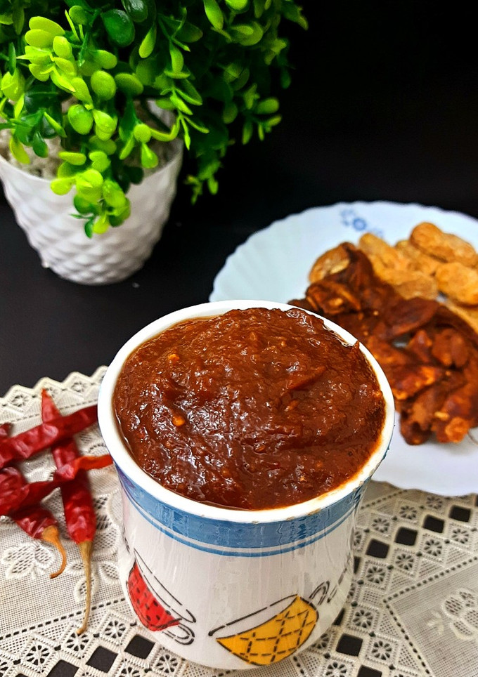 A picture of Tamarind and Dates Chutney.