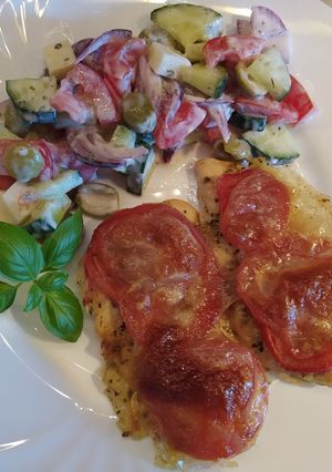 Paradicsomos mozzarellás csirkemell görög salátával (gm, lm) recept fotója