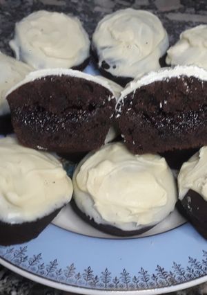 Una foto de Muffins de cacao amargo rellenos de mermelada y chocolate blanco