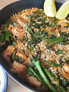 Una foto de Arroz con langostinos y bimi
