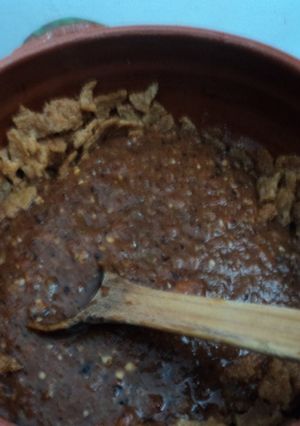 Una foto de Chicharrón o duro de cerco con salsa asada el Ocote