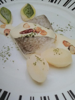 Una foto de Bacalao al pilpil con verduras asadas