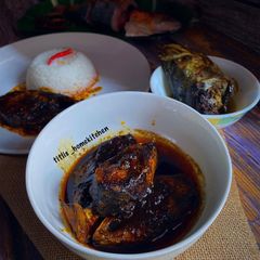 Lonka Pora Ilish er Harano Sur (Hilsa fish cooked in roasted dry red chilli sauce) A picture of Lonka Pora Ilish er Harano Sur (Hilsa fish cooked in roasted dry red chilli sauce).