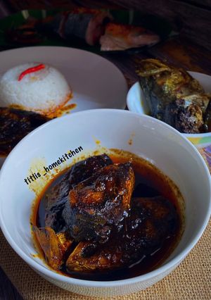 A picture of Lonka Pora Ilish er Harano Sur (Hilsa fish cooked in roasted dry red chilli sauce).