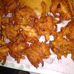 A picture of Pyaz pakory.