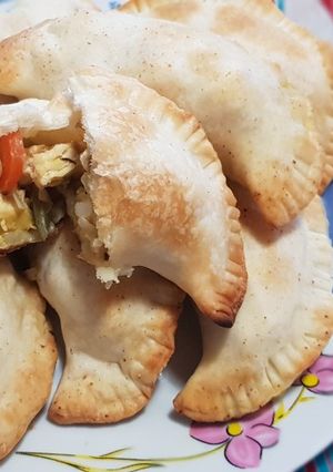 Una foto de Empanadas de pollo y pickles
